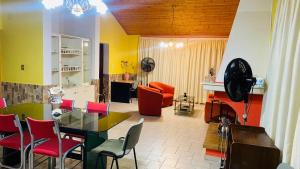 - un salon avec une table et des chaises colorées dans l'établissement Tupungato Village, à Tupungato