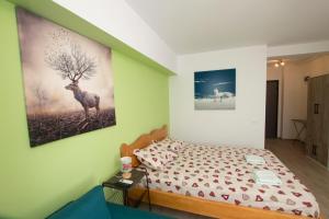 Un pat sau paturi într-o cameră la Studio Moghioros rezidence 2