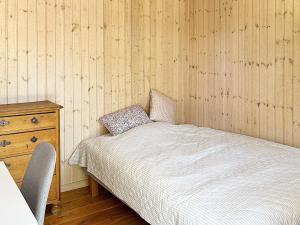 una piccola camera con letto e cassettiera di Holiday home Gilleleje CIV a Gilleleje