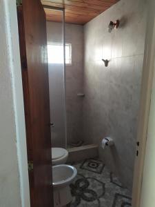 Guerrero في San Roque: حمام مع مرحاض ومغسلة