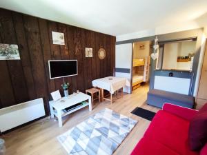 Televízia a/alebo spoločenská miestnosť v ubytovaní Charmant Studio Lumineux au Hameau, à 150m des Pistes, WiFi Inclus - FR-1-292-181