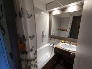 Kúpeľňa v ubytovaní Charmant Studio Lumineux au Hameau, à 150m des Pistes, WiFi Inclus - FR-1-292-181