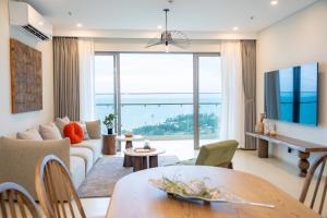 een woonkamer met een bank en een tafel bij THE SONG VŨNG TÀU - Five-Star Luxury Apartment - Căn Hộ Du Lịch 5 Sao Cạnh Biển in Vung Tau
