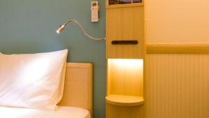 Postel nebo postele na pokoji v ubytování Toyoko Inn Chigasaki Shiyakusho