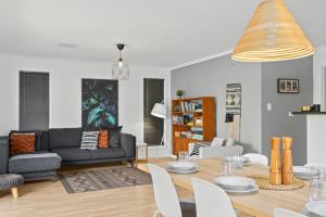 un salon avec un canapé et une table dans l'établissement Beltana - Aldinga Beach - C21 SouthCoast Holidays, à Aldinga Beach