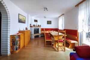 sala de estar con mesa y chimenea en Holiday home in Adlesici - Dolenjska & Bela krajina Unter- & Weißkrain 44970 en Adlešiči