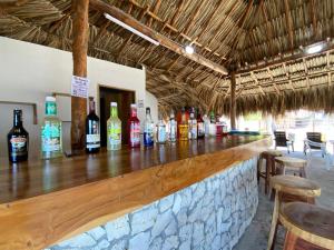 - un bar avec un bouquet de bouteilles d'alcool dans l'établissement Apartamento en condominio con vista al mar, à San Bernardo del Viento