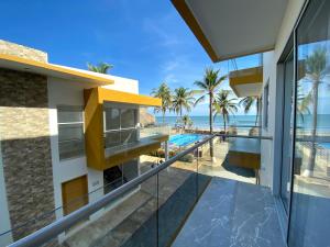 - une vue sur la plage depuis le balcon d'une maison dans l'établissement Apartamento en condominio con vista al mar, à San Bernardo del Viento