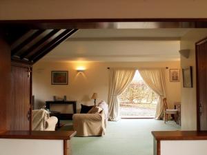 sala de estar con sofá y ventana en Cairngarth Cottage, en How