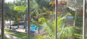 Elle offre une vue sur la piscine depuis sa fenêtre. dans l'établissement Deluxe Studio Apartment - Royal Palms - Mtwapa, à Shimo la Tewa