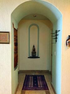 a hallway with an archway in a room with a rug at Condó a la orilla del Mar ! in Misiones de La Paz