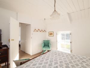 LlandysulにあるDolwylan Cottageのベッドルーム1室(ベッド1台、青い椅子付)