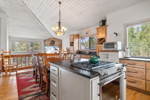 Η κουζίνα ή μικρή κουζίνα στο Great Kitchen, AC, SHARC Access, Hot Tub, Bring Pet!