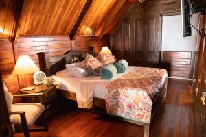 - une chambre dotée d'un lit avec des murs en bois et du parquet dans l'établissement Finca Villarreal, à Cali
