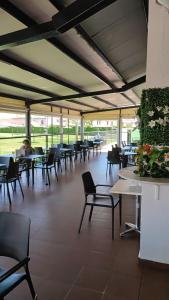 restauracja ze stołami i krzesłami oraz ludzie siedzący przy stołach w obiekcie VG UN POQUITO DE TI w mieście El Puerto de Santa María