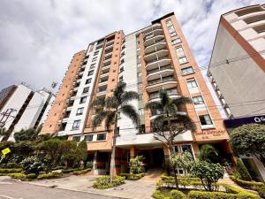 un gran edificio con palmeras delante en Apartamento hermoso central, en Bucaramanga