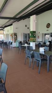 een eethoek met tafels en stoelen en tafels en stoelen bij VG UN POQUITO DE TI in El Puerto de Santa María