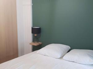 Posteľ alebo postele v izbe v ubytovaní Appartement 12 pers. neuf, centre-ville avec 5 chambres et local à ski - FR-1-234-289