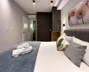 een slaapkamer met een bed met handdoeken erop bij Paradise Frei Caneca in Sao Paulo