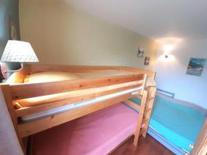 聖拉里蘇朗的住宿－Appartement Saint-Lary-Soulan, 3 pièces, 6 personnes - FR-1-457-309，一间卧室配有一张双层床和一盏灯