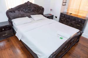 Una cama o camas en una habitación de Heathrow Garden House - West Drayton, London - Benjamin Guest House