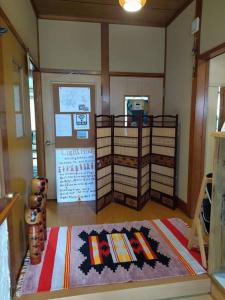 Private Room in Japanese Vintage House 民家の一室 2 Beds, Smoke Free, Free Parking Good to Travel for Tashiro Cats Island no2にあるベッド