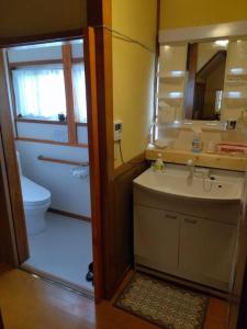 石巻市にあるPrivate Room in Japanese Vintage House 民家の一室 2 Beds, Smoke Free, Free Parking Good to Travel for Tashiro Cats Island no2の洗面台、トイレ、鏡のあるバスルーム +19枚の写真