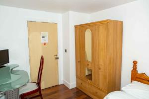Una cama o camas en una habitación de Heathrow Garden House - West Drayton, London - Benjamin Guest House