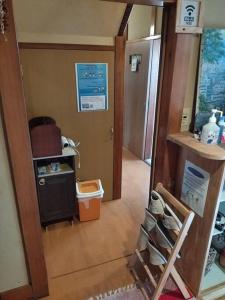 Private Room in Japanese Vintage House 民家の一室 2 Beds, Smoke Free, Free Parking Good to Travel for Tashiro Cats Island no2にあるキッチンまたは簡易キッチン