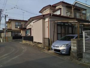 石巻市にある民家の一室2 Private Room in Japanese Vintage House with 2 Beds, Free Parking Good to Travel for Tashiro Cats Islandの家の前に停車する車