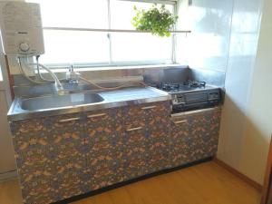 Private Room in Japanese Vintage House 民家の一室 2 Beds, Smoke Free, Free Parking Good to Travel for Tashiro Cats Island no2にあるキッチンまたは簡易キッチン