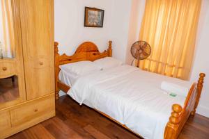 Una cama o camas en una habitación de Heathrow Garden House - West Drayton, London - Benjamin Guest House