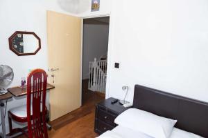 Una cama o camas en una habitación de Heathrow Garden House - West Drayton, London - Benjamin Guest House