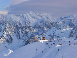 un grupo de personas esquiando por una montaña cubierta de nieve en Appartement Cauterets, 3 pièces, 6 personnes - FR-1-234-298, en Cauterets