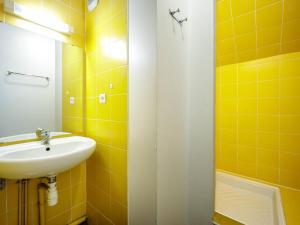 a bathroom with a sink and yellow tiles at Appartement Confort 10 Pers. à Peyragudes - 3 Ch, Balcon Sud, Près des Pistes - FR-1-695-1 in Germ +11 photos