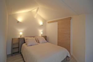 1 dormitorio con 1 cama grande y 2 almohadas en Lascaux, en Marval