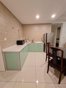 Η κουζίνα ή μικρή κουζίνα στο Hotspring 2 Room Suite 1910 with Theme Park View and Netflix 6 pax