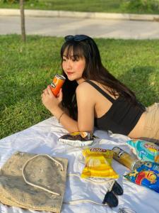 Phúc YênにあるL'ama Villa Đại Lải - Venuestayの一杯の毛布に座る女