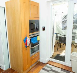 Una cocina o kitchenette en Heathrow Garden House - West Drayton, London - Benjamin Guest House