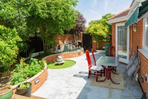 Un jardín fuera de Heathrow Garden House - West Drayton, London - Benjamin Guest House