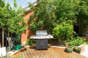 Un jardín fuera de Heathrow Garden House - West Drayton, London - Benjamin Guest House