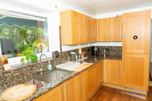 Una cocina o kitchenette en Heathrow Garden House - West Drayton, London - Benjamin Guest House
