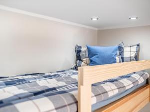 1 dormitorio con 1 cama con almohada azul en Apartament The Middle One (Train Station - 500m, The Beach - 900 m) en Gdynia