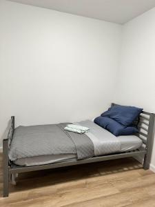 グレシャムにある993 SW Junction Placeの青い枕が付いたベッド1台が備わる客室です。