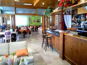 A restaurant or other place to eat at Hotel Simon