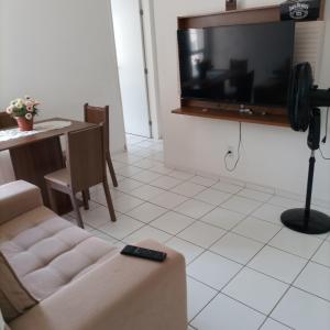 Televízia a/alebo spoločenská miestnosť v ubytovaní Apartamento no vila Olímpia mobiliado