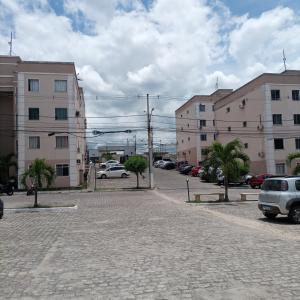 une rue avec des voitures garées dans un parking dans l'établissement Apartamento no vila Olímpia mobiliado, à Feira de Santana