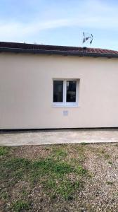 una casa blanca con un perro en el techo en Chambre meublée indépendante, jacuzzi dans la chambre à 60110 Amblainville près de Paris, en Amblainville 17 fotos más