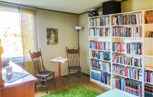 コスタにあるAmazing Home In Kosta With Wifiの本棚付きの部屋