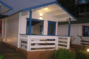 uma pequena casa branca com um telhado azul em Agonda island view em Agonda